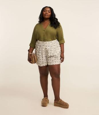 Short em Viscolinho com Estampa de Coqueiro Bicolor Curve & Plus Size