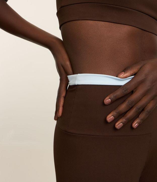 Calça Legging Esportiva em Microfibra Canelada com Contraste no Cós - 2