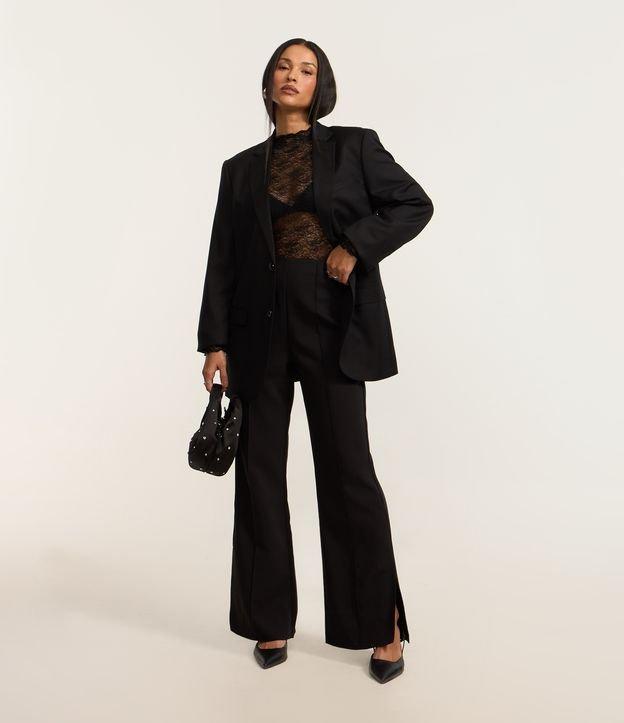 Calça Flare em Viscose com Abertura na Barra e Alfaiatada - 1