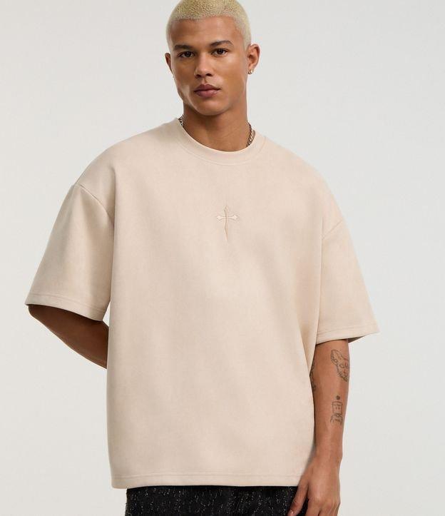 Camiseta Oversized em Suede com Bordado de Cruz e Lettering - 2