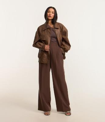 Calça Pantalona com Corte Alfaiatado e Pregas