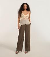 Calça Pantalona com Corte Alfaiatado e Pregas - 2