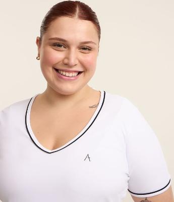 Camiseta Alongada Esportiva em Tecnologia Dry com Gola em V Curve & Plus Size