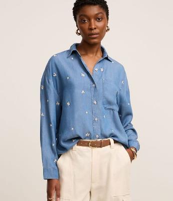 Camisa em Jeans com Flores Bordadas