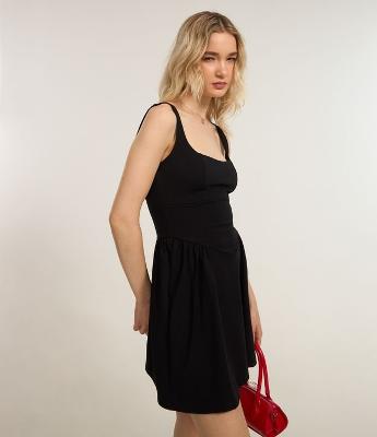 Vestido Evasê em Viscose com Ponto Roma e Pregas