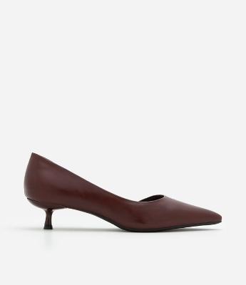 Sapato Scarpin com Bico Fino e Lateral Assimétrica