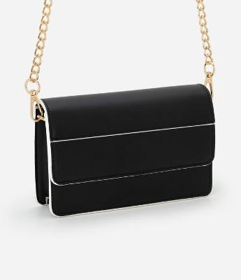 Bolsa Transversal Pequena com Tampa e Detalhes Contrastantes