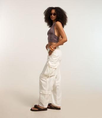 Calça Baggy em Sarja com Bolsos Cargo Diferenciados