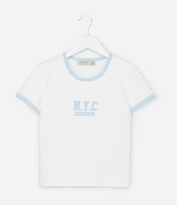 Camiseta Baby Look Infantil Estilo College com Estampa Lettering N.Y.C - Tam 5 a 14 Anos