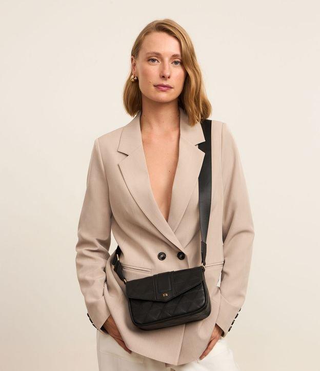 Bolsa Transversal Média com Tampa e Textura Embossed - 3