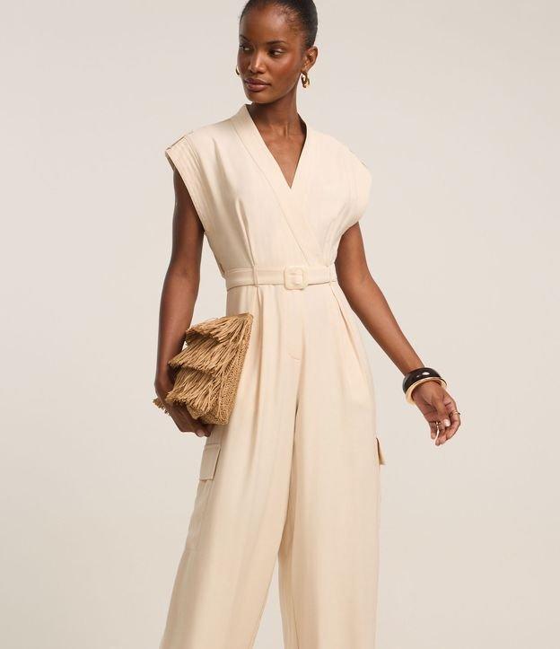 Macacão Wide Leg em Chalis com Transpasse e Bolso Cargo - 2