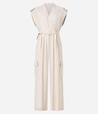 Macacão Wide Leg em Chalis com Transpasse e Bolso Cargo