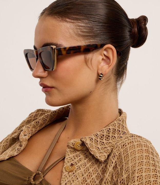 Óculos de Sol Gateado Tartaruga e Detalhe Contrastante - 2