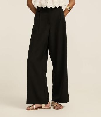 Calça Wide Leg Alfaiatada com Cós Duplo e Detalhe de Rebite