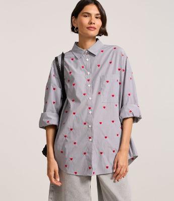 Camisa em Tricoline com Bolso e Corações Bordados