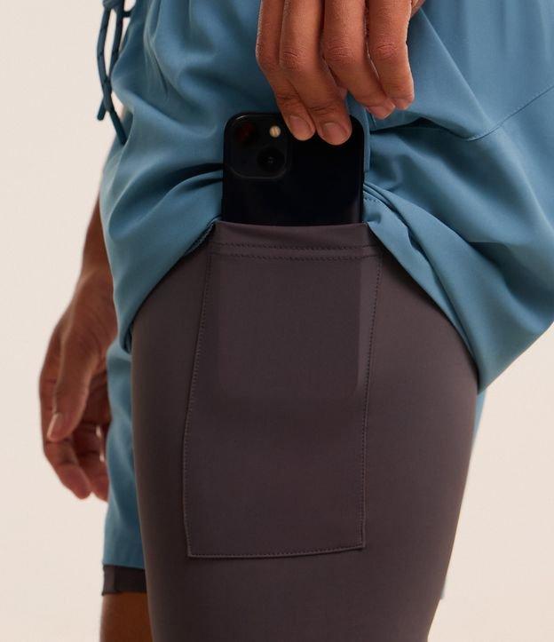 Bermuda Esportiva com Short de Compressão e Bolso Funcional - 1