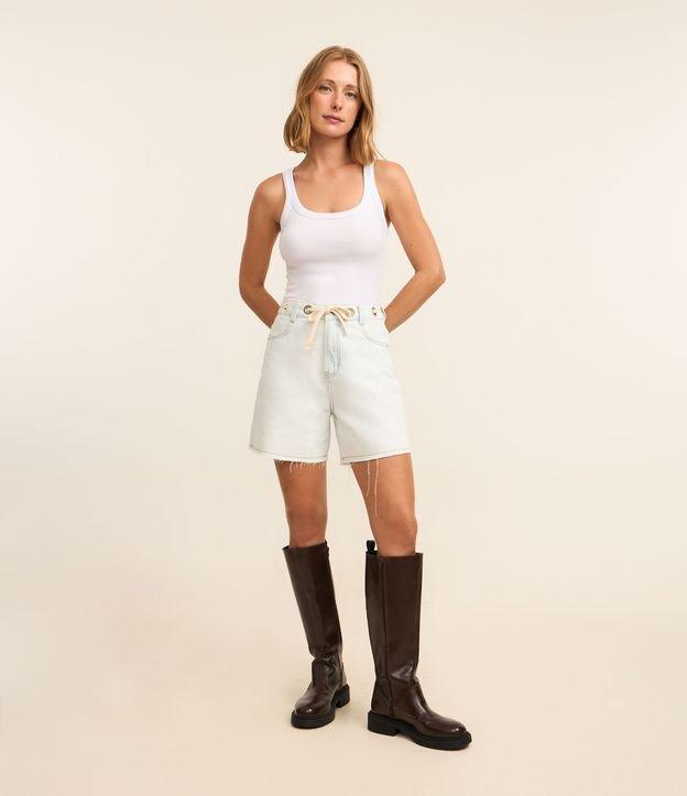 Bermuda em Jeans com Ilhós e Amarração no Cós - 2