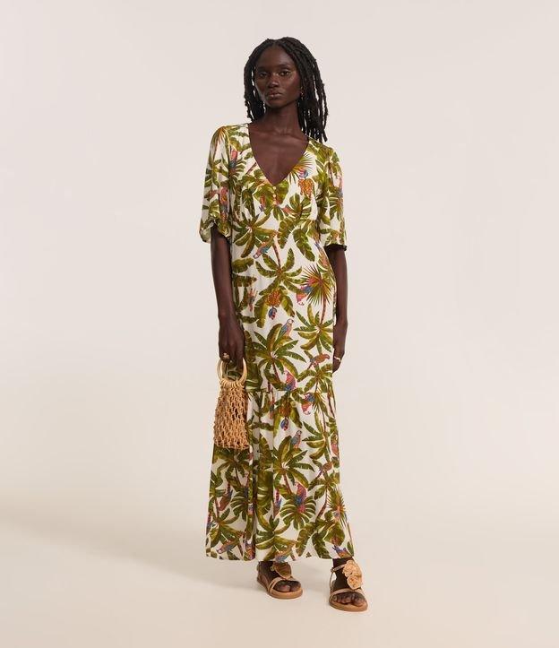 Vestido Longo em Chalis com Estampa Tropical e Botões - 2