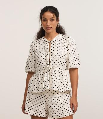 Camisa Peplum Alfaiatada com Manga Bufante e Estampa Poá