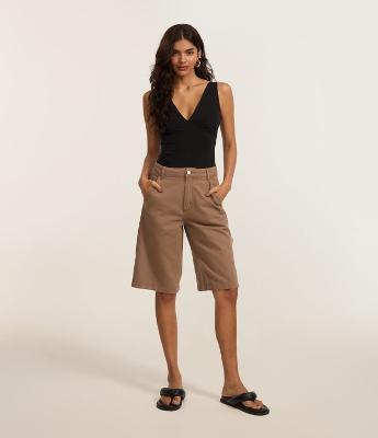 Bermuda em Sarja com Bolso Carpinteiro