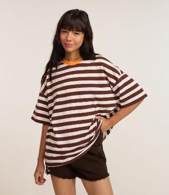 Camiseta Oversized Listrada com Gola Contrastante