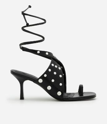 Sandália com Amarração e Studs Contrastante