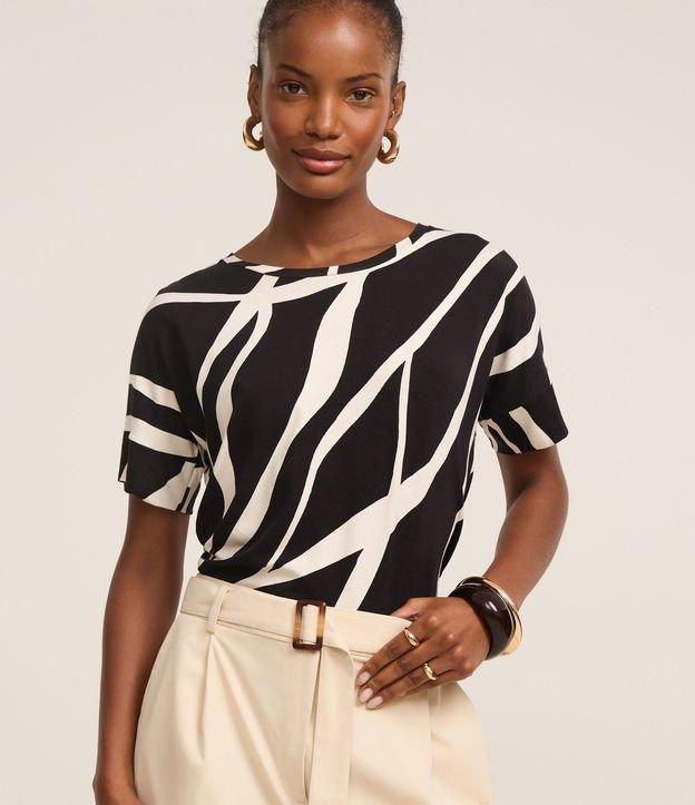 Blusa em Viscose com Recorte na Manga e Estampa Abstrata - 2