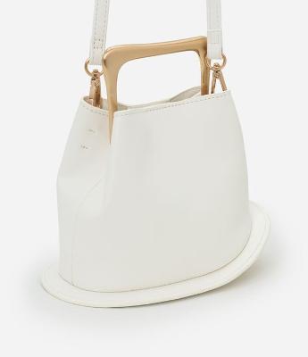 Bolsa Bucket Pequena com Alça de Mão em Metal Base Bola em Metal
