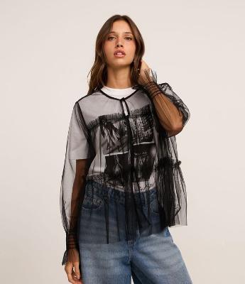 Blusa em Tule com Recortes e Abotoamento Frontal