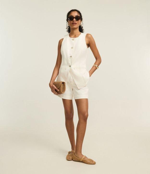 Short Mom Alfaiataria em Sarja com Botão Forrado e Costuras Contrastantes - 2