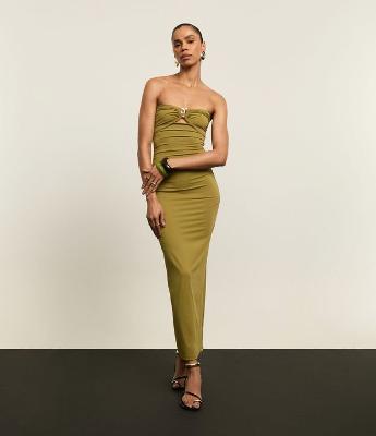 Vestido Longo em Microfibra com Detalhe Metalizado no Decote