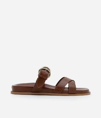 Sandália Rasteira com Tiras em X e Fivela Dupla