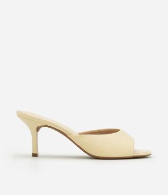 Sandália Mule com Bico Redondo e Salto Fino