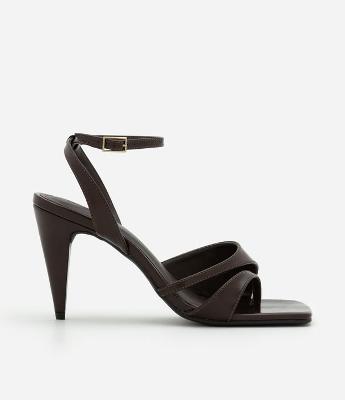 Sandália de Tiras Assimétrica com Bico Quadrado