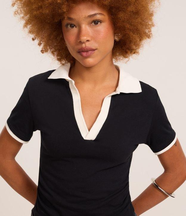 Blusa Polo em Cotton com Gola Contrastante e Franzido Lateral - 2