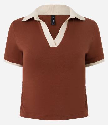 Blusa Polo em Cotton com Gola Contrastante e Franzido Lateral