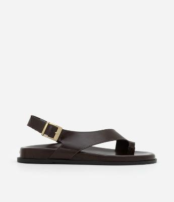 Sandália Rasteira Sport com Detalhes Assimétricos e Fivela Contrastante