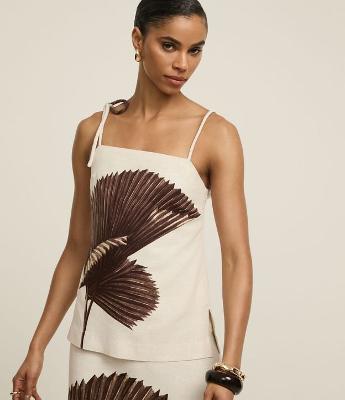 Blusa em Viscolinho com Amarração na Alça e Estampa Folhagem