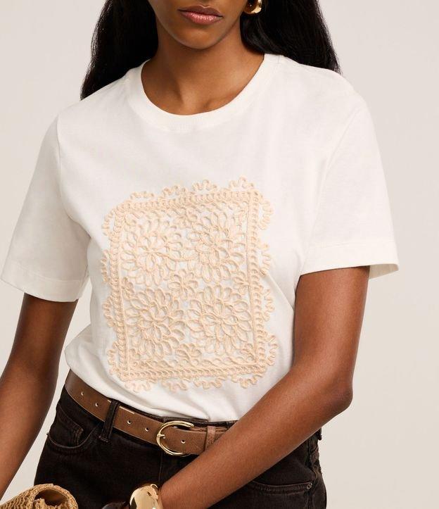 Camiseta em Algodão com Bordado Floral e Gola Redonda - 2
