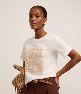 Camiseta em Algodão com Bordado Floral e Gola Redonda