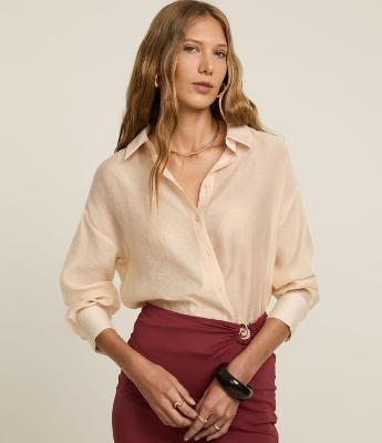 Camisa Alongada em Liocel com Cava Deslocada e Punho Largo