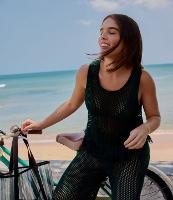 Blusa Regata Cropped em Tricô com Franjas na Barra