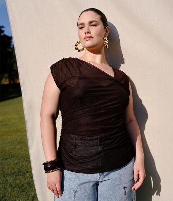 Blusa em Tule com Decote Assimétrico Curve & Plus Size