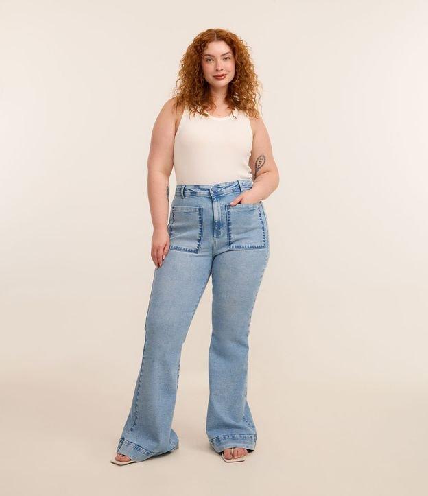 Calça Flare em Jeans com Bordado nos Bolsos Curve & Plus Size - 2