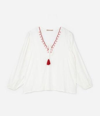 Blusa Bata em Viscose Texturizada com Bordado na Gola e Tassel Curve & Plus Size