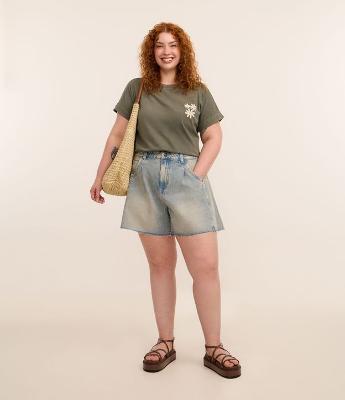 Short Evasê em Jeans Dirty com Barra a Fio Curve & Plus Size