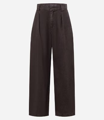 Calça Barrel em Sarja com Pregas e Bolsos