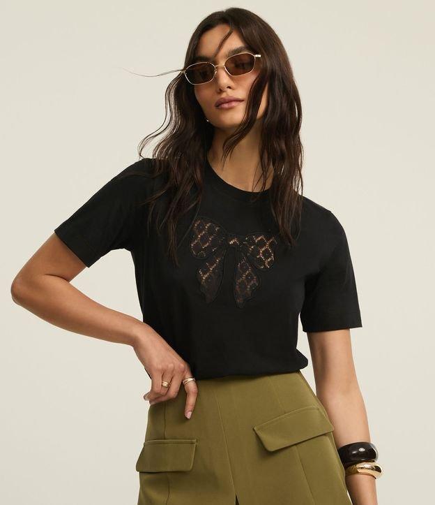 Blusa em Algodão com Laço Vazado e Flores de Renda - 2