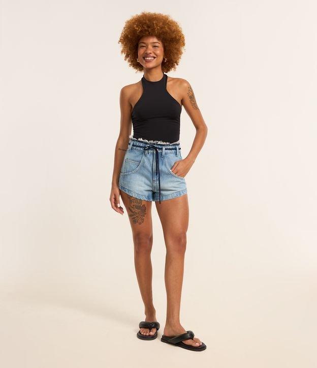 Short Cintura Alta Jeans com Cós Desfeito e Cinto Cadarço - 3