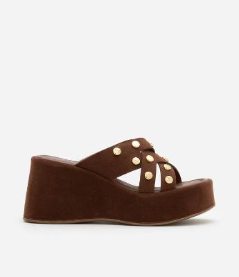 Sandália Flatform com Efeito Camurça e Tachas